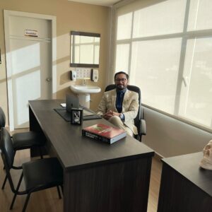 El Dr. Francisco Yépez, destacado neurocirujano originario de Riobamba, ha sido nombrado como el nuevo director médico del Hospital General del IESS en dicha ciudad, marcando el inicio de una nueva etapa en la gestión de los servicios de salud en la provincia de Chimborazo.