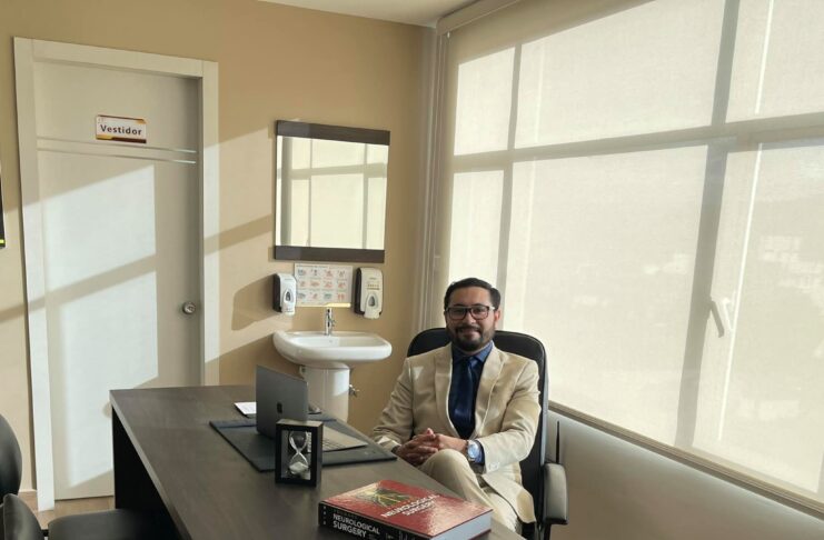 El Dr. Francisco Yépez, destacado neurocirujano originario de Riobamba, ha sido nombrado como el nuevo director médico del Hospital General del IESS en dicha ciudad, marcando el inicio de una nueva etapa en la gestión de los servicios de salud en la provincia de Chimborazo.