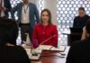 La legisladora Valentina Centeno, representante de la bancada oficialista Acción Democrática Nacional (ADN) y actual presidenta de la Comisión de Desarrollo Económico, evalúa solicitar una licencia sin sueldo de alrededor de siete meses para proseguir estudios de posgrado en el extranjero, posiblemente en Europa.