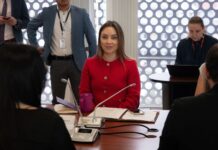 La legisladora Valentina Centeno, representante de la bancada oficialista Acción Democrática Nacional (ADN) y actual presidenta de la Comisión de Desarrollo Económico, evalúa solicitar una licencia sin sueldo de alrededor de siete meses para proseguir estudios de posgrado en el extranjero, posiblemente en Europa.