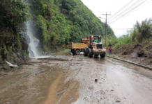 La circulación vehicular en la carretera Puyo–Baños quedó restablecida luego de que maquinaria y personal técnico culminaran las labores de limpieza y retiro de material provocado por varios deslaves registrados a lo largo de la jornada del viernes 15 de agosto.