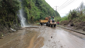 La circulación vehicular en la carretera Puyo–Baños quedó restablecida luego de que maquinaria y personal técnico culminaran las labores de limpieza y retiro de material provocado por varios deslaves registrados a lo largo de la jornada del viernes 15 de agosto.