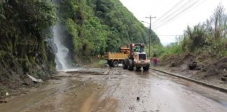 La circulación vehicular en la carretera Puyo–Baños quedó restablecida luego de que maquinaria y personal técnico culminaran las labores de limpieza y retiro de material provocado por varios deslaves registrados a lo largo de la jornada del viernes 15 de agosto.