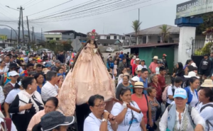 Con una multitudinaria caminata, este sábado 16 de agosto, los devotos de la Virgen del Cisne, conocida cariñosamente como “La Churonita”, expresaron su fe y gratitud en Puyo. La jornada inició a las 07h00 con la Eucaristía en la Catedral y concluyó en horas de la noche con la misa de cierre de fiestas en el Santuario.
