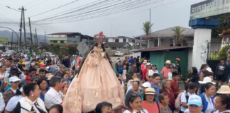 Con una multitudinaria caminata, este sábado 16 de agosto, los devotos de la Virgen del Cisne, conocida cariñosamente como “La Churonita”, expresaron su fe y gratitud en Puyo. La jornada inició a las 07h00 con la Eucaristía en la Catedral y concluyó en horas de la noche con la misa de cierre de fiestas en el Santuario.