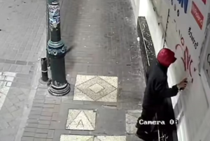 La inseguridad en Riobamba va en aumento, un video que circula en redes sociales muestra a un individuo marcando varios locales comerciales con un spray rojo. Las inscripciones, que incluyen las letras “XHNC” acompañadas de una flecha, fueron dejadas en las fachadas de negocios ubicados en la calle Primera Constituyente.