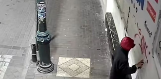 La inseguridad en Riobamba va en aumento, un video que circula en redes sociales muestra a un individuo marcando varios locales comerciales con un spray rojo. Las inscripciones, que incluyen las letras “XHNC” acompañadas de una flecha, fueron dejadas en las fachadas de negocios ubicados en la calle Primera Constituyente.