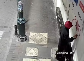 La inseguridad en Riobamba va en aumento, un video que circula en redes sociales muestra a un individuo marcando varios locales comerciales con un spray rojo. Las inscripciones, que incluyen las letras “XHNC” acompañadas de una flecha, fueron dejadas en las fachadas de negocios ubicados en la calle Primera Constituyente.
