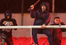 El duelo entre Independiente de Argentina y Universidad de Chile, por los octavos de final, no se definió en el césped, la violencia llegó a las gradas del estadio de Avellaneda, los incidentes obligaron a suspender el encuentro.