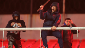El duelo entre Independiente de Argentina y Universidad de Chile, por los octavos de final, no se definió en el césped, la violencia llegó a las gradas del estadio de Avellaneda, los incidentes obligaron a suspender el encuentro.