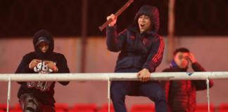 El duelo entre Independiente de Argentina y Universidad de Chile, por los octavos de final, no se definió en el césped, la violencia llegó a las gradas del estadio de Avellaneda, los incidentes obligaron a suspender el encuentro.