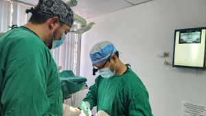 El Hospital General Docente de Riobamba ha dado un paso importante en el acceso a la salud bucal, ahora ofrece servicios odontológicos especializados sin costo alguno para la ciudadanía. Esta iniciativa, impulsada por el Ministerio de Salud Pública (MSP), busca reducir las barreras económicas que impiden a muchas personas cuidar su salud dental.