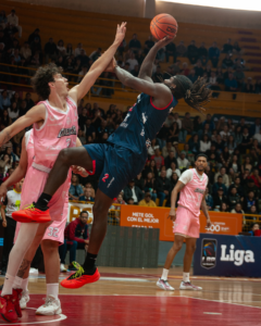 En un partido lleno de emoción y dramatismo, Leones de Riobamba se despidió de la Liga Forbet Básquet Pro al caer 83-82 frente a Cuenca Basket Club, en un encuentro disputado en el coliseo Jefferson Pérez de la capital azuaya. Con este resultado, la serie de playoffs quedó 3-2 a favor del quinteto cuencano, que avanzó a la siguiente fase del torneo.