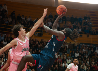 En un partido lleno de emoción y dramatismo, Leones de Riobamba se despidió de la Liga Forbet Básquet Pro al caer 83-82 frente a Cuenca Basket Club, en un encuentro disputado en el coliseo Jefferson Pérez de la capital azuaya. Con este resultado, la serie de playoffs quedó 3-2 a favor del quinteto cuencano, que avanzó a la siguiente fase del torneo.