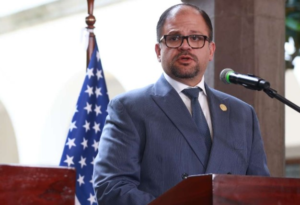 El ministro del Interior, John Reimberg, hizo una nueva denuncia en contra de la fiscal Diana Moya, quien solicitó la aplicación de medidas alternativas a la prisión preventiva de los presuntos asesinos de Daniel Eduardo G. La información fue compartida este lunes, 4 de agosto de 2025, a través de su cuenta de X.