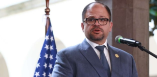 El ministro del Interior, John Reimberg, hizo una nueva denuncia en contra de la fiscal Diana Moya, quien solicitó la aplicación de medidas alternativas a la prisión preventiva de los presuntos asesinos de Daniel Eduardo G. La información fue compartida este lunes, 4 de agosto de 2025, a través de su cuenta de X.