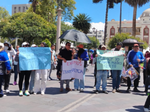 El Comité de Empresa Único de Trabajadores de la Empresa Eléctrica Riobamba S.A. (CEUTEERSA), filial de CEDOCUT – FETLICH, expresó su firme rechazo a la ola de despidos y desvinculaciones de servidores públicos que se registra en el país, y calificó de “inaceptable” la separación de 53 empleados de la institución, quienes actualmente se encuentran sin trabajo.