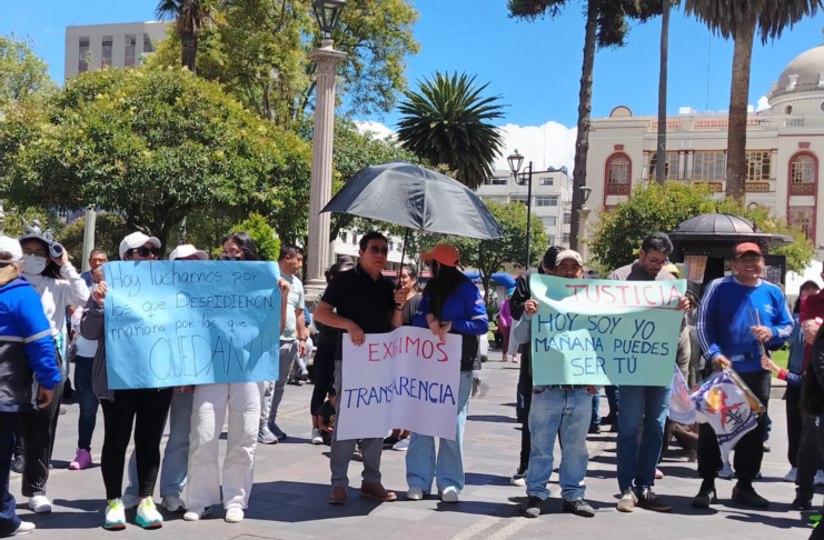 El Comité de Empresa Único de Trabajadores de la Empresa Eléctrica Riobamba S.A. (CEUTEERSA), filial de CEDOCUT – FETLICH, expresó su firme rechazo a la ola de despidos y desvinculaciones de servidores públicos que se registra en el país, y calificó de “inaceptable” la separación de 53 empleados de la institución, quienes actualmente se encuentran sin trabajo.
