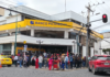 En la ciudad de Riobamba, como en otras del país, se registró una considerable aglomeración de personas a las afueras de las agencias y cajeros del Banco Pichincha desde la mañana del 4 de agosto. Muchos usuarios, optaron por realizar sus trámites directamente en ventanilla de forma presencial ante una nueva falla registrada en la aplicación móvil de la entidad financiera.