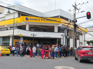 En la ciudad de Riobamba, como en otras del país, se registró una considerable aglomeración de personas a las afueras de las agencias y cajeros del Banco Pichincha desde la mañana del 4 de agosto. Muchos usuarios, optaron por realizar sus trámites directamente en ventanilla de forma presencial ante una nueva falla registrada en la aplicación móvil de la entidad financiera.