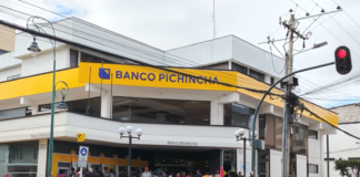 En la ciudad de Riobamba, como en otras del país, se registró una considerable aglomeración de personas a las afueras de las agencias y cajeros del Banco Pichincha desde la mañana del 4 de agosto. Muchos usuarios, optaron por realizar sus trámites directamente en ventanilla de forma presencial ante una nueva falla registrada en la aplicación móvil de la entidad financiera.