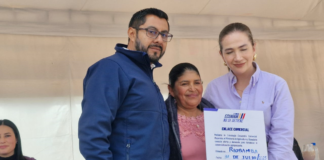 Un grupo de productoras de leche de la comunidad de Tahualag, en San Andrés, provincia de Chimborazo, ha dado un paso importante hacia el fortalecimiento de su economía y el desarrollo del sector agropecuario local. Gracias a la gestión del Ministerio de Agricultura y Ganadería (MAG), se concretó un acuerdo comercial con el Grupo Gloria Foods, que les permite vender leche de calidad a precios justos.