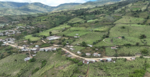 Bajo el liderazgo de Aníbal Coronel, prefecto de Bolívar, y en coordinación con el GAD Parroquial de Facundo Vela, se culminaron los trabajos de mejoramiento de 24 kilómetros de carretera que conectan esta parroquia con la comunidad de Jilimbí, beneficiando a cientos de familias que utilizan diariamente esta ruta.