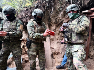 En el sector Cayo de Hueso, en el cantón Chillanes, provincia de Bolívar, se ejecutó un importante operativo militar para frenar la minería ilegal que afecta al medio ambiente y a las comunidades locales. La acción fue liderada por la Brigada de Caballería N.° 11 “Galápagos” en coordinación con la Agencia de Regulación y Control Minero (ARCOM).