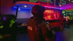 Mientras gran parte de los ciudadanos descansaba o disfrutaba de la vida nocturna en Riobamba, un operativo policial se ponía en marcha con precisión milimétrica. La madrugada del 1 de agosto. Bajo el nombre clave “Amadeus Omega”, las fuerzas del orden ejecutaron una operación simultánea en distintos sectores estratégicos, dando un golpe certero contra una presunta red de microtráfico que operaba en pleno centro urbano.