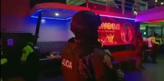 Mientras gran parte de los ciudadanos descansaba o disfrutaba de la vida nocturna en Riobamba, un operativo policial se ponía en marcha con precisión milimétrica. La madrugada del 1 de agosto. Bajo el nombre clave “Amadeus Omega”, las fuerzas del orden ejecutaron una operación simultánea en distintos sectores estratégicos, dando un golpe certero contra una presunta red de microtráfico que operaba en pleno centro urbano.