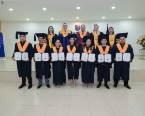 La Universidad Tecnológica Indoamérica vivió un momento histórico al celebrar la graduación de la primera cohorte de Licenciados y Licenciadas en Enfermería. El acto solemne se llevó a cabo en el auditorio del Campus Manuela Sáenz Sede Ambato y marcó un hito en la formación de profesionales de la salud en el país. Un total de ocho estudiantes recibieron su título profesional.