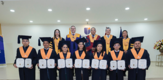 La Universidad Tecnológica Indoamérica vivió un momento histórico al celebrar la graduación de la primera cohorte de Licenciados y Licenciadas en Enfermería. El acto solemne se llevó a cabo en el auditorio del Campus Manuela Sáenz Sede Ambato y marcó un hito en la formación de profesionales de la salud en el país. Un total de ocho estudiantes recibieron su título profesional.