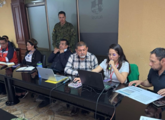 La comunidad de Cotoyaco, ubicada en la parroquia Sibambe del cantón Alausí, se ha visto gravemente alterada por la ocurrencia de deslizamientos de tierra en la parte alta del sector Ayurco. Estos fenómenos geológicos han encendido las alarmas debido a la amenaza que representan para las viviendas, infraestructuras clave y la seguridad de los habitantes.