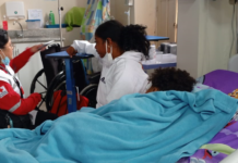 Una escena desgarradora marcó la tarde del 27 de agosto en Chimborazo, cuando un bus se precipitó por un barranco de 150 metros en el sector Juan de Velasco, cantón Colta. El accidente dejó al menos nueve personas fallecidas y quince heridas, mientras la Fiscalía abrió una investigación urgente.