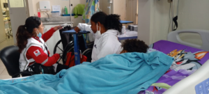 Una escena desgarradora marcó la tarde del 27 de agosto en Chimborazo, cuando un bus se precipitó por un barranco de 150 metros en el sector Juan de Velasco, cantón Colta. El accidente dejó al menos nueve personas fallecidas y quince heridas, mientras la Fiscalía abrió una investigación urgente.