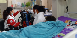 Una escena desgarradora marcó la tarde del 27 de agosto en Chimborazo, cuando un bus se precipitó por un barranco de 150 metros en el sector Juan de Velasco, cantón Colta. El accidente dejó al menos nueve personas fallecidas y quince heridas, mientras la Fiscalía abrió una investigación urgente.
