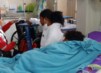Una escena desgarradora marcó la tarde del 27 de agosto en Chimborazo, cuando un bus se precipitó por un barranco de 150 metros en el sector Juan de Velasco, cantón Colta. El accidente dejó al menos nueve personas fallecidas y quince heridas, mientras la Fiscalía abrió una investigación urgente.