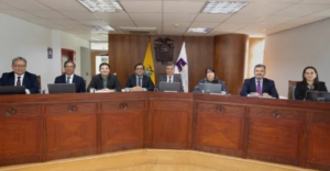 La Comisión Interamericana de Derechos Humanos (CIDH) exhortó al Estado ecuatoriano a garantizar la independencia y seguridad de los jueces de la Corte Constitucional (CC), tras expresar su preocupación por presiones y cuestionamientos que, asegura, ponen en riesgo la autonomía de este organismo.