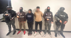 La operación “Embate 38” marcó un golpe contundente contra el microtráfico en Chimborazo, al allanar una vivienda en el barrio Camilo Ponce, en Riobamba, donde se almacenaban importantes cantidades de marihuana, pasta base y clorhidrato de cocaína.