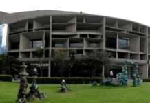 Este 01 de agosto de 2025, la Sede Nacional de la Casa de la Cultura Ecuatoriana “Benjamín Carrión” anunció oficialmente la suspensión de las elecciones nacionales, luego de que se admitiera una acción de protección presentada por el ciudadano Patricio Morales, quien previamente había sido descalificado como candidato a la presidencia de esta institución.