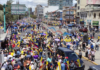 Miles de personas de distintas provincias se congregaron este 12 de agosto, en el centro-norte de Quito para participar en la marcha convocada por el presidente Daniel Noboa en rechazo a la decisión de la Corte Constitucional de suspender provisionalmente varios artículos de tres leyes impulsadas por su gobierno.
