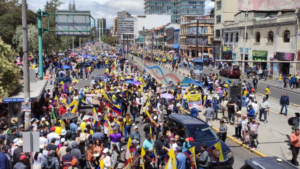 Miles de personas de distintas provincias se congregaron este 12 de agosto, en el centro-norte de Quito para participar en la marcha convocada por el presidente Daniel Noboa en rechazo a la decisión de la Corte Constitucional de suspender provisionalmente varios artículos de tres leyes impulsadas por su gobierno.