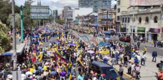 Miles de personas de distintas provincias se congregaron este 12 de agosto, en el centro-norte de Quito para participar en la marcha convocada por el presidente Daniel Noboa en rechazo a la decisión de la Corte Constitucional de suspender provisionalmente varios artículos de tres leyes impulsadas por su gobierno.