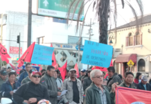 El 7 de agosto, Riobamba se convirtió en el escenario de una movilización que reflejó el malestar de diversos sectores de la sociedad ante las decisiones del gobierno de Daniel Noboa. Organizaciones sociales, sindicales y estudiantiles se dieron cita en el Centro Agrícola de Riobamba, conocido como La Giralda Plaza, para participar en una marcha que exigió mejoras en áreas esenciales como salud, educación, seguridad y derechos laborales.