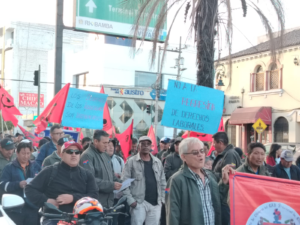 El 7 de agosto, Riobamba se convirtió en el escenario de una movilización que reflejó el malestar de diversos sectores de la sociedad ante las decisiones del gobierno de Daniel Noboa. Organizaciones sociales, sindicales y estudiantiles se dieron cita en el Centro Agrícola de Riobamba, conocido como La Giralda Plaza, para participar en una marcha que exigió mejoras en áreas esenciales como salud, educación, seguridad y derechos laborales.