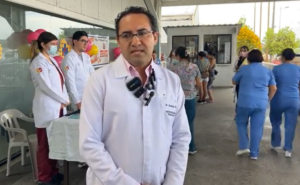 En el marco del Día Mundial contra la Hepatitis, el Hospital General Puyo llevó a cabo una jornada de sensibilización dirigida a la ciudadanía, con el propósito de informar sobre los riesgos, síntomas, prevención y tratamiento de la Hepatitis B, una enfermedad viral que afecta gravemente al hígado y puede tener consecuencias mortales si no se detecta a tiempo.