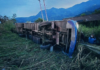 La madrugada del 9 de agosto de 2025, un trágico accidente sacudió la parroquia Balsapamba. En el sector de Alungoto, un bus interprovincial de la cooperativa San Juan, que cubría la ruta San Miguel – Montalvo, perdió el control tras colisionar con un automóvil liviano, cayendo a un abismo de más de 20 metros de profundidad.