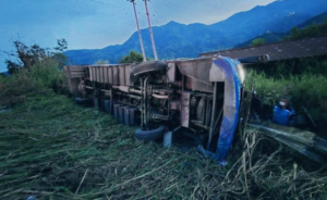 La madrugada del 9 de agosto de 2025, un trágico accidente sacudió la parroquia Balsapamba. En el sector de Alungoto, un bus interprovincial de la cooperativa San Juan, que cubría la ruta San Miguel – Montalvo, perdió el control tras colisionar con un automóvil liviano, cayendo a un abismo de más de 20 metros de profundidad.