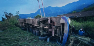 La madrugada del 9 de agosto de 2025, un trágico accidente sacudió la parroquia Balsapamba. En el sector de Alungoto, un bus interprovincial de la cooperativa San Juan, que cubría la ruta San Miguel – Montalvo, perdió el control tras colisionar con un automóvil liviano, cayendo a un abismo de más de 20 metros de profundidad.