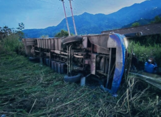 La madrugada del 9 de agosto de 2025, un trágico accidente sacudió la parroquia Balsapamba. En el sector de Alungoto, un bus interprovincial de la cooperativa San Juan, que cubría la ruta San Miguel – Montalvo, perdió el control tras colisionar con un automóvil liviano, cayendo a un abismo de más de 20 metros de profundidad.